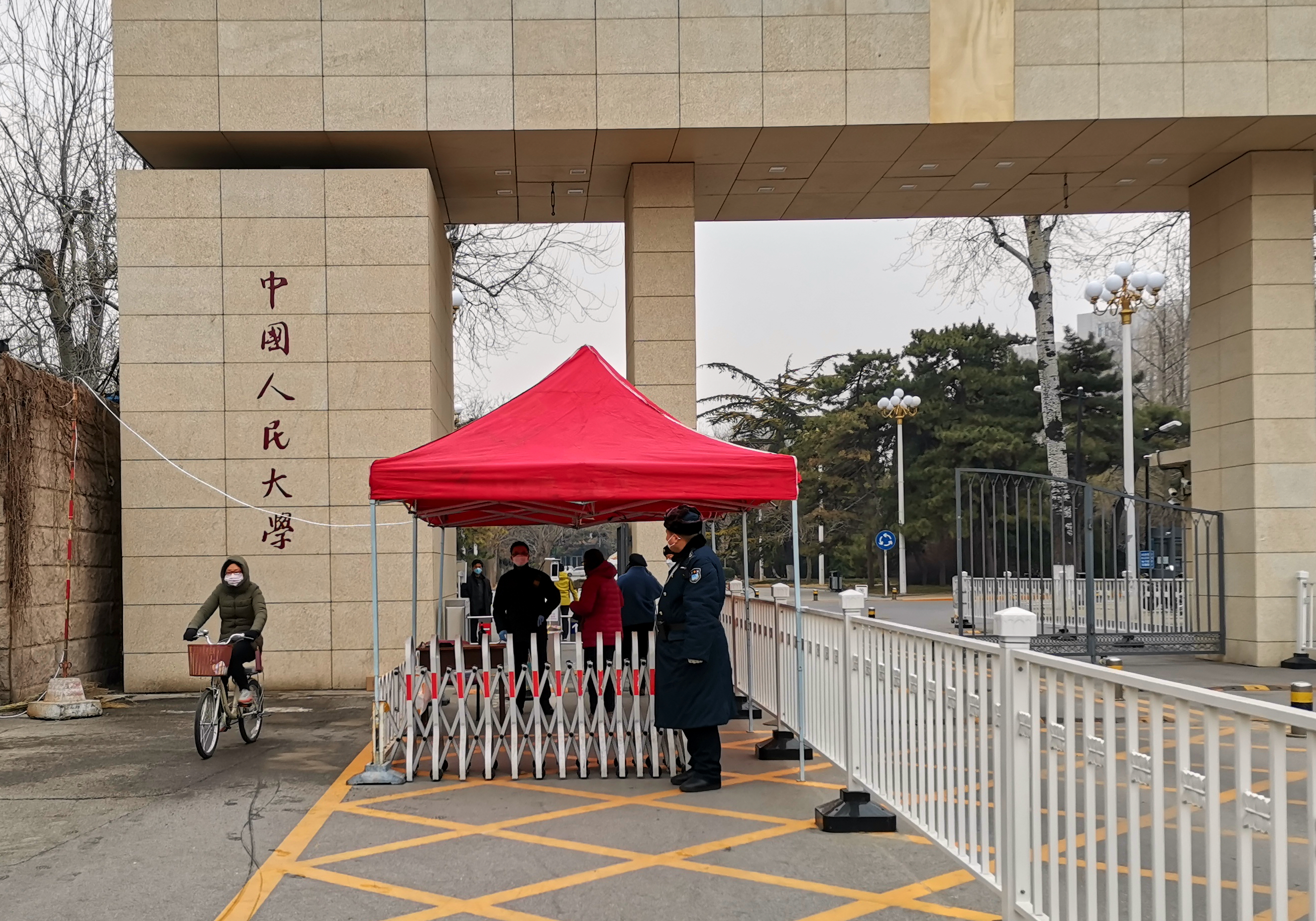 防疫门岗  苗毅樑摄.jpg