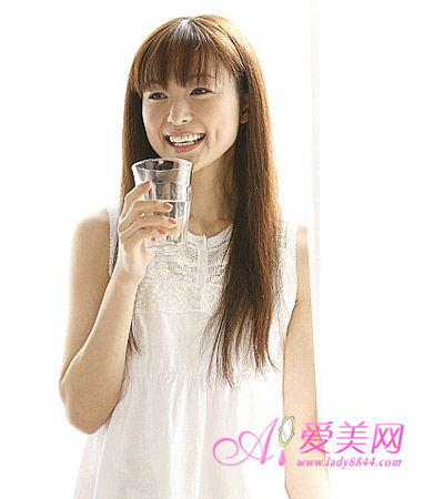  指甲起白斑或是缺锌 适当补锌可美肤祛病 