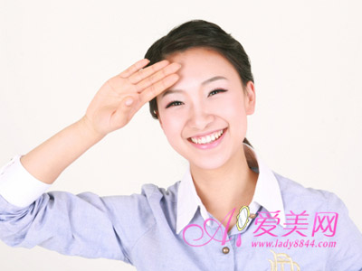  指甲起白斑或是缺锌 适当补锌可美肤祛病 